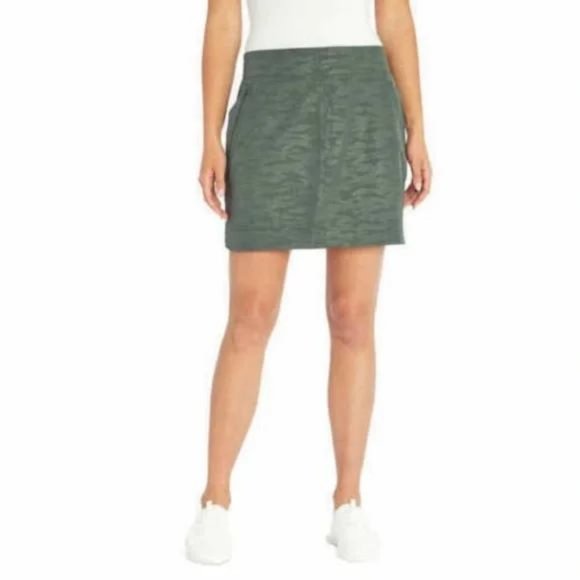 GREEN NWT Ladies' Embossed Pull On Travel Skort - Picture 2 of 9